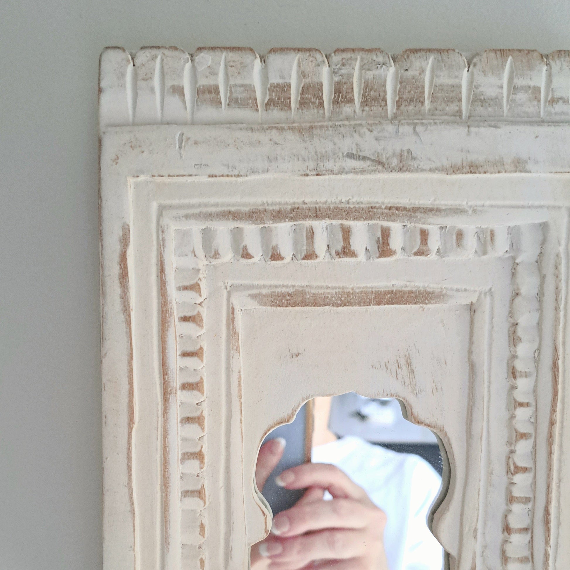 Simply Hygge Living Home Decor Moroccan Inspired Mini Mirrors – Hand-Carved Whitewashed Wall Décor (20 x 16 cm)