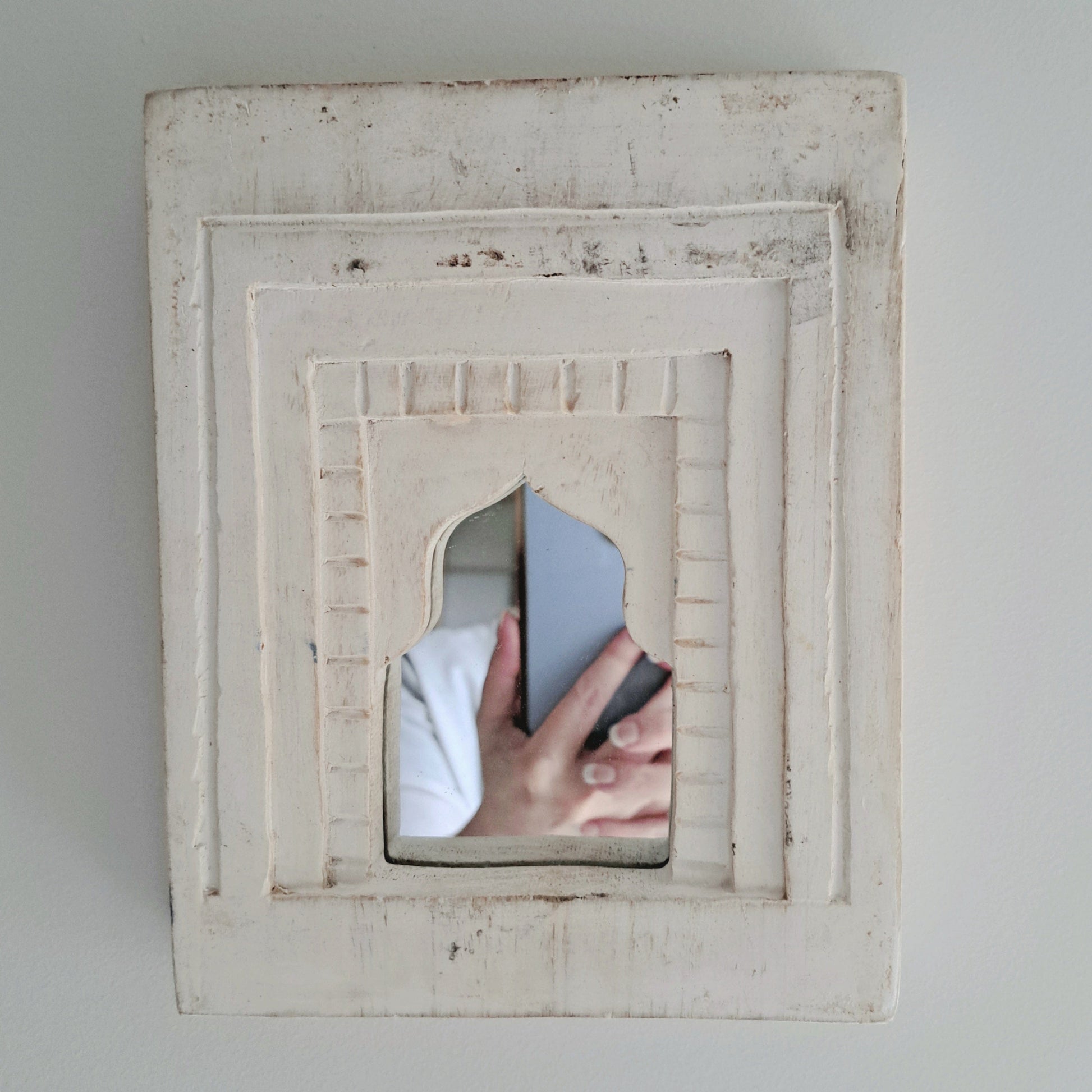 Simply Hygge Living Home Decor Moroccan Inspired Mini Mirrors – Hand-Carved Whitewashed Wall Décor (20 x 16 cm)