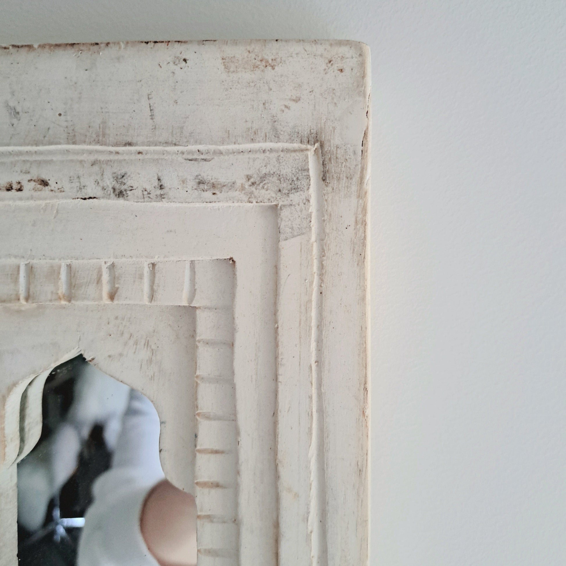 Simply Hygge Living Home Decor Moroccan Inspired Mini Mirrors – Hand-Carved Whitewashed Wall Décor (20 x 16 cm)