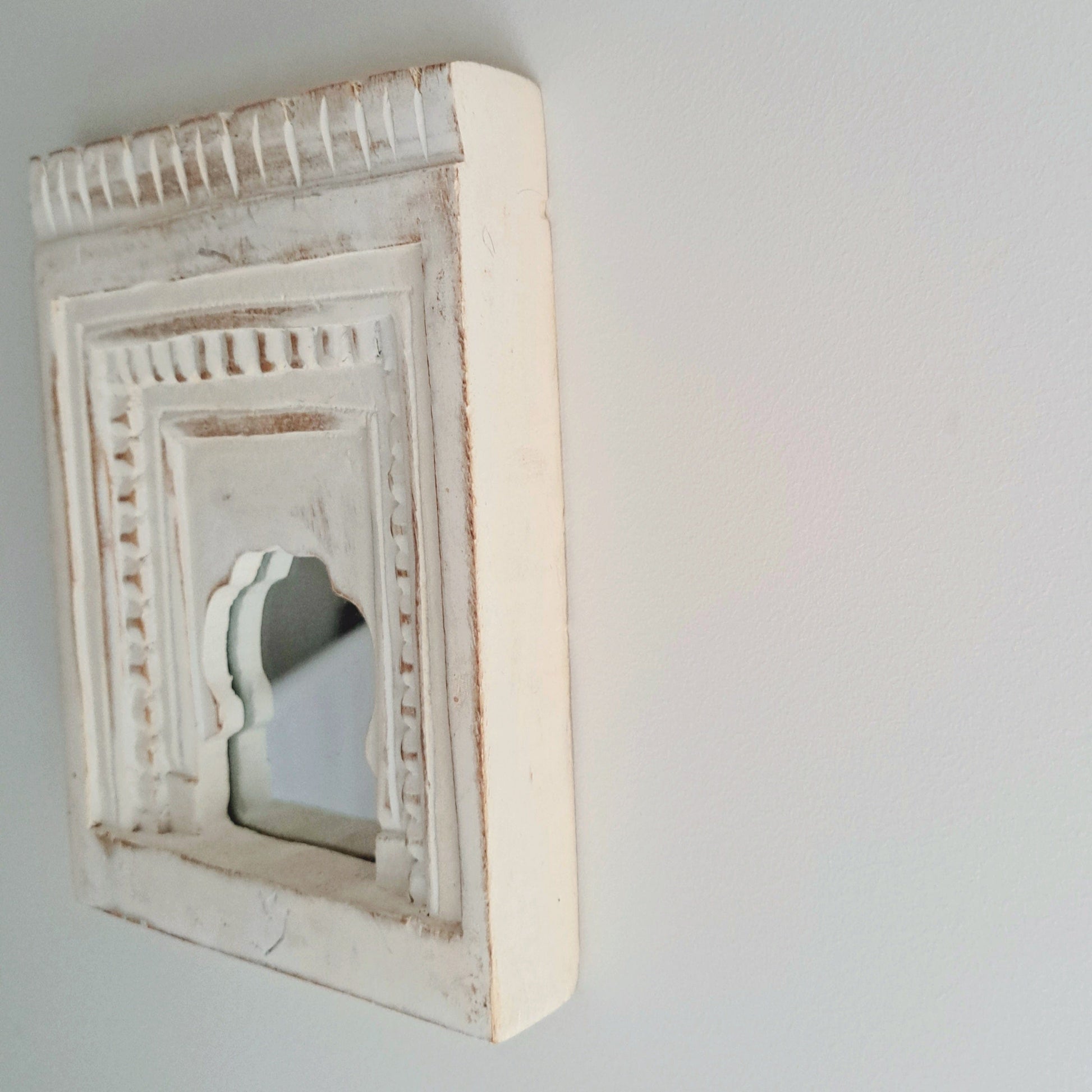 Simply Hygge Living Home Decor Moroccan Inspired Mini Mirrors – Hand-Carved Whitewashed Wall Décor (20 x 16 cm)