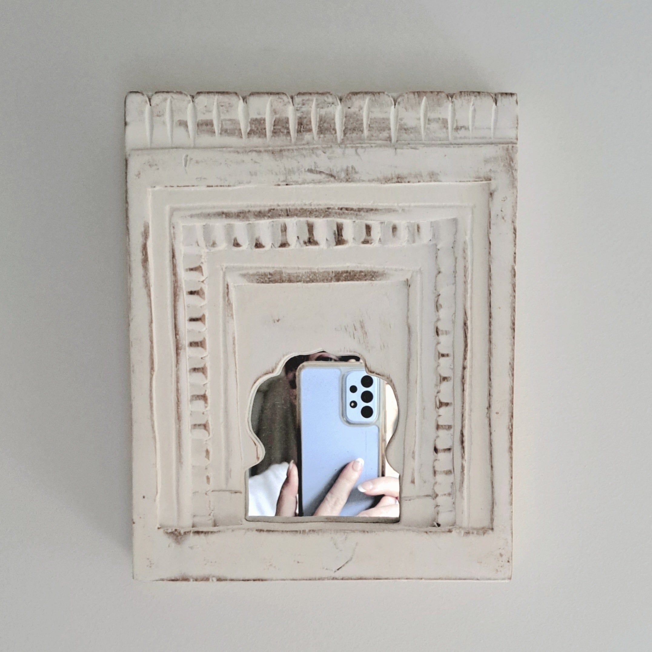 Simply Hygge Living Home Decor Moroccan Inspired Mini Mirrors – Hand-Carved Whitewashed Wall Décor (20 x 16 cm)
