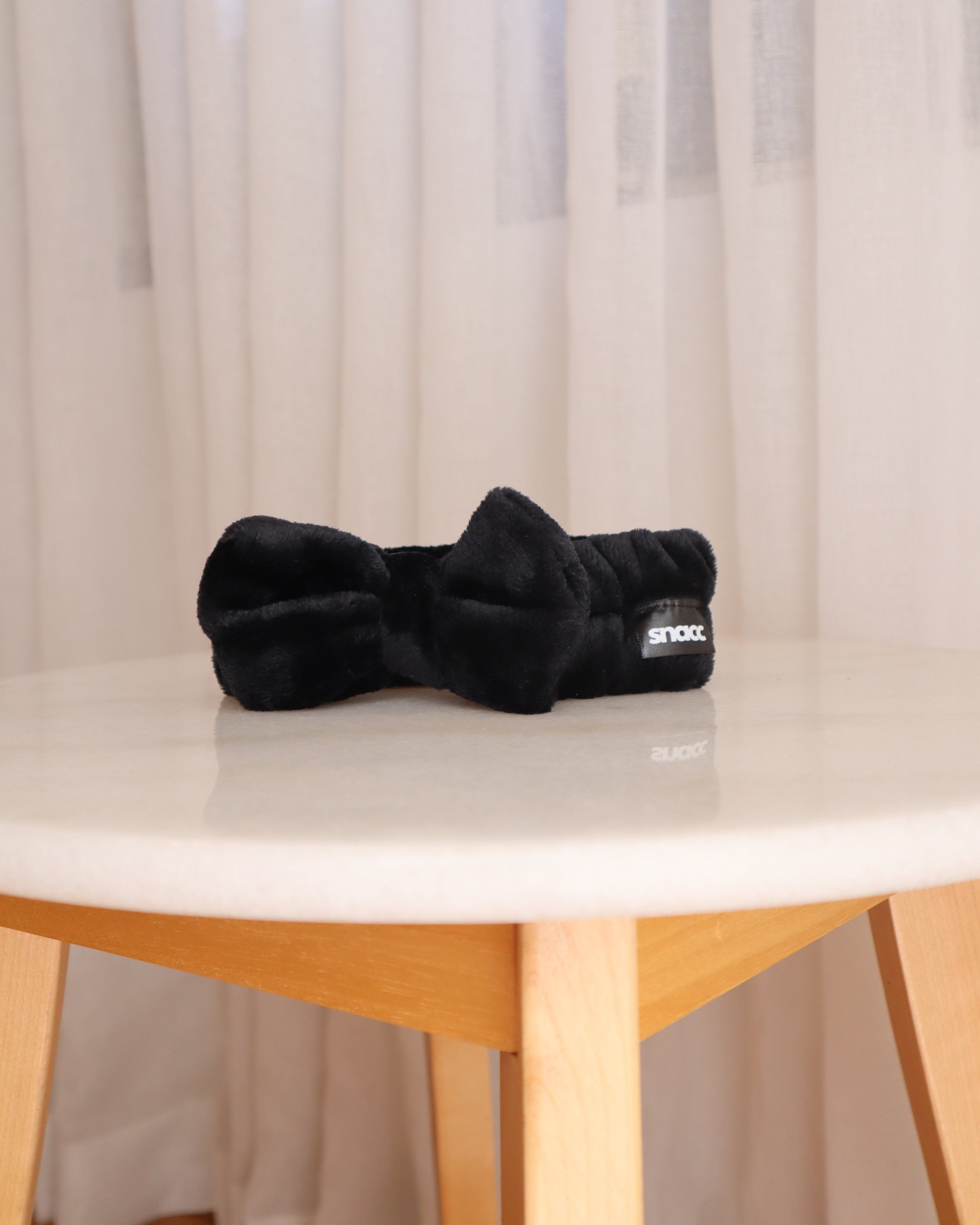 SNACC BEAUTY Beauty Tool Tied & Tucked – Black Bow Skincare Headband